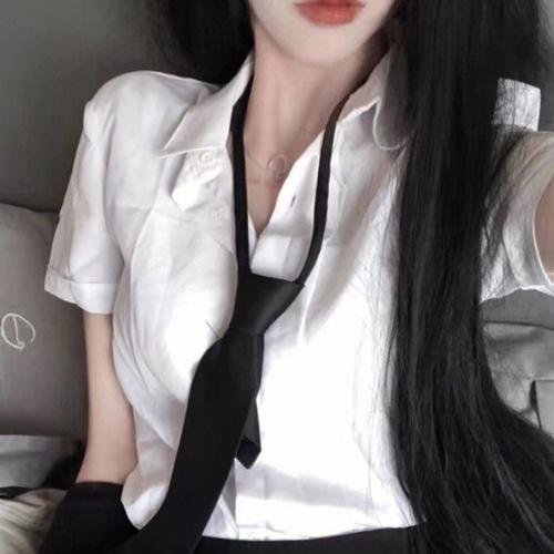 假日嬉春 海报