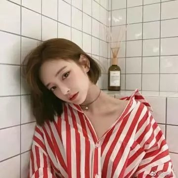 在江边 海报